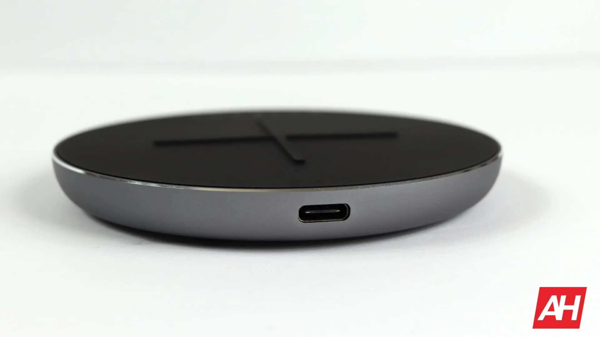 Satechi Wireless Charger V2 Review 04 AH