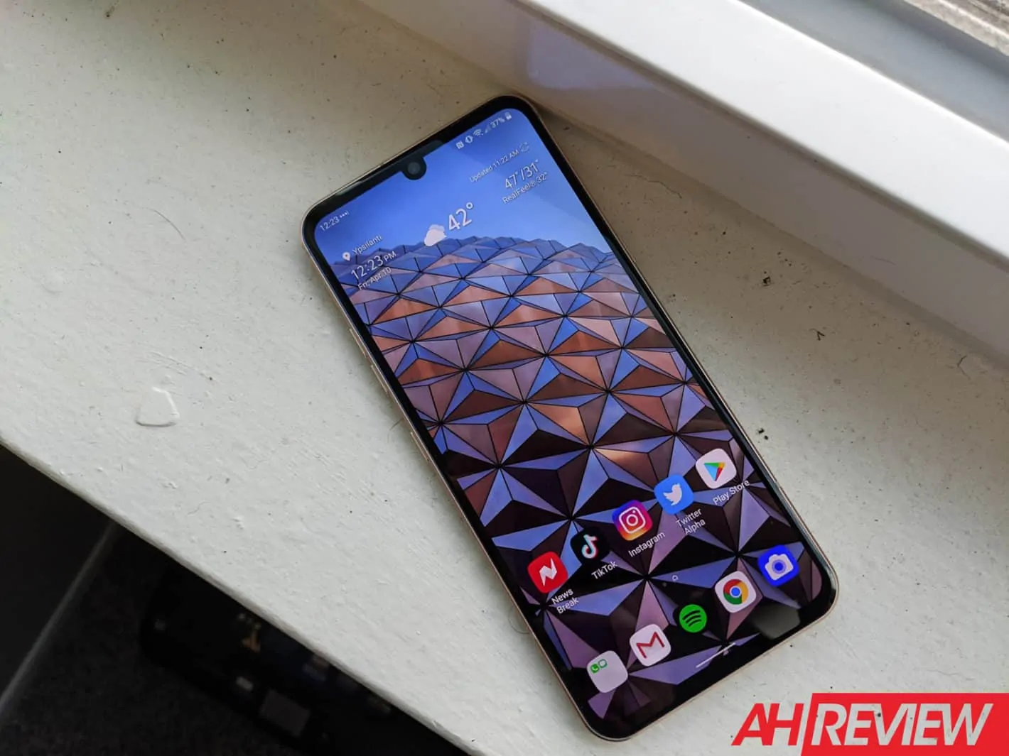 Featured image for LG V60 ThinQ Review: Keeping Things Simple