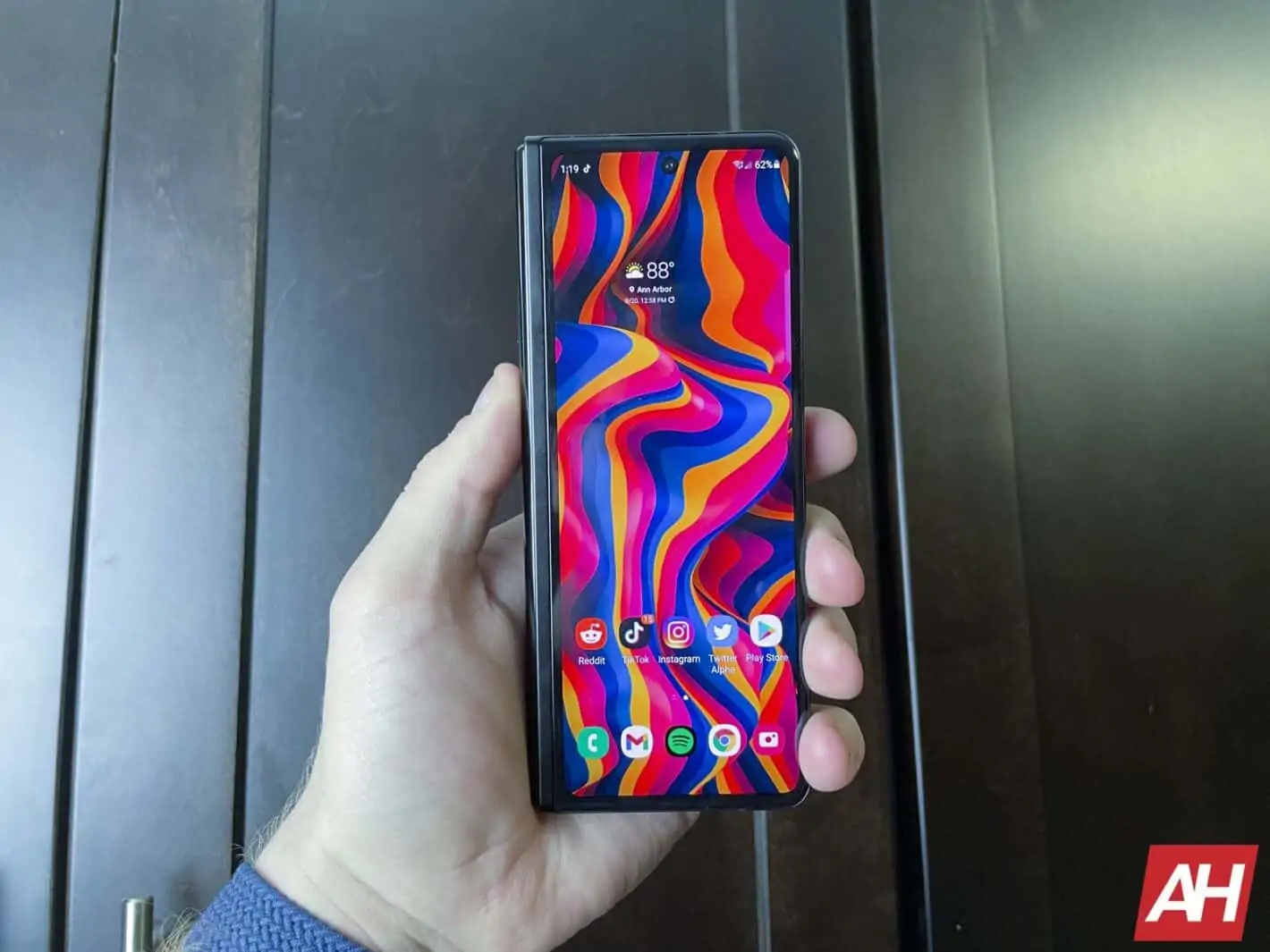 Featured image for Android 12 Lands On The Unlocked Galaxy Z Fold 3 & Z Flip 3 In The USA