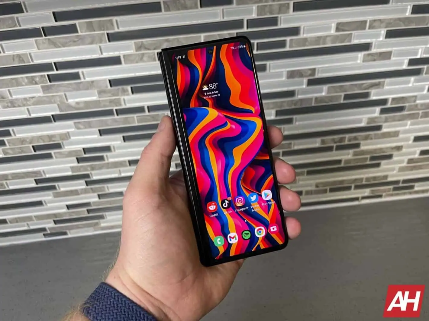 Featured image for Samsung releases fifth Android 13 beta update for Galaxy Z Fold 3