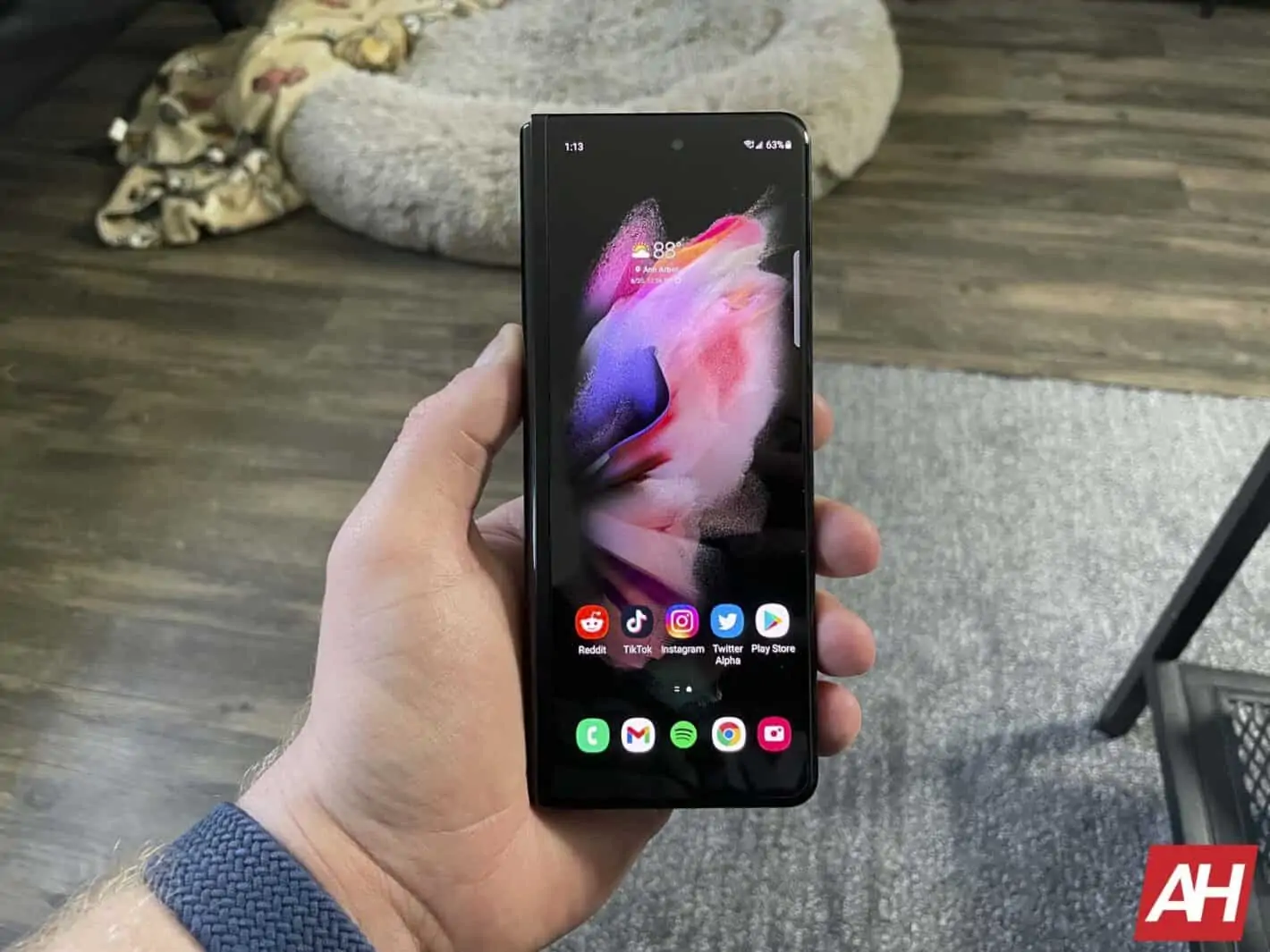 Featured image for Android 13 update is rolling out to Galaxy Z Fold 3 & Flip 3