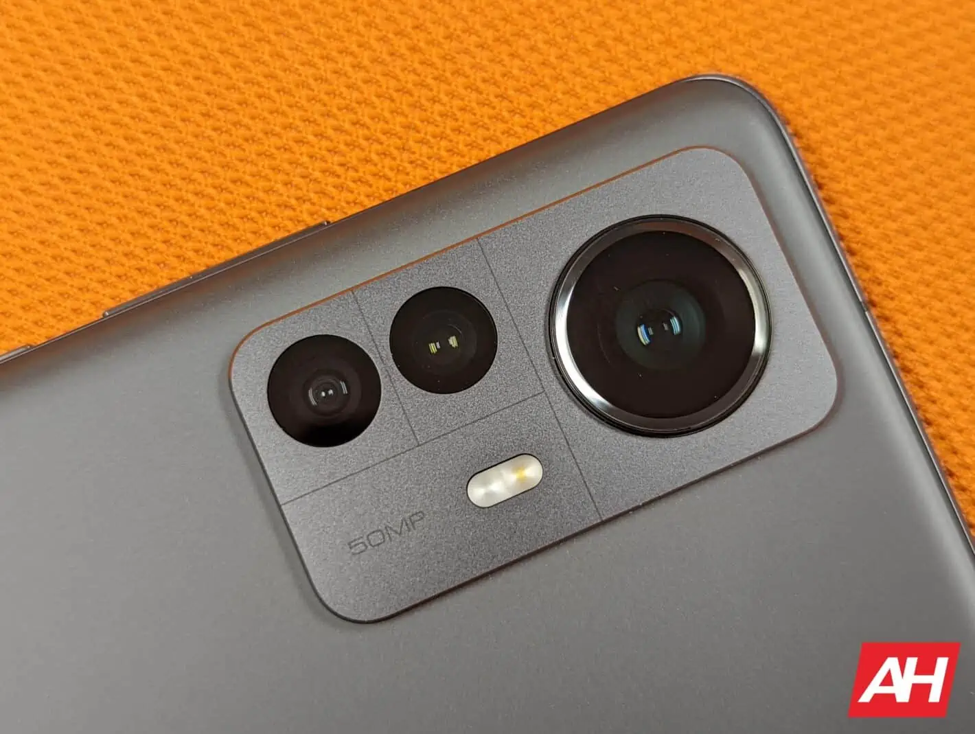 Featured image for Incoming Sony Flagship Camera Sensor Has Bigger Pixels & A New Color