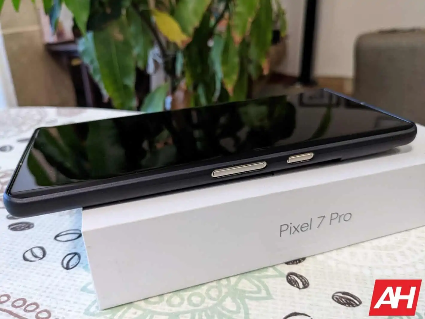 Totallee Solid Black Pixel 7 Pro AH HR 6