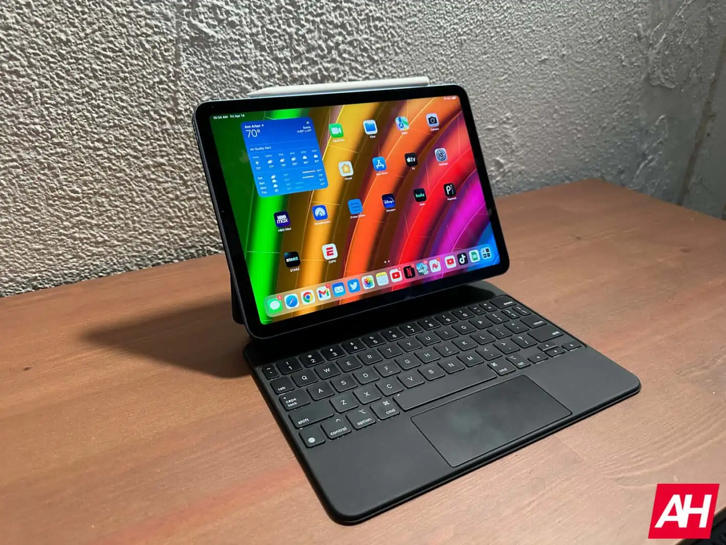 Featured image for Apple to combat iPad & MacBook sales slump with new releases in early 2024