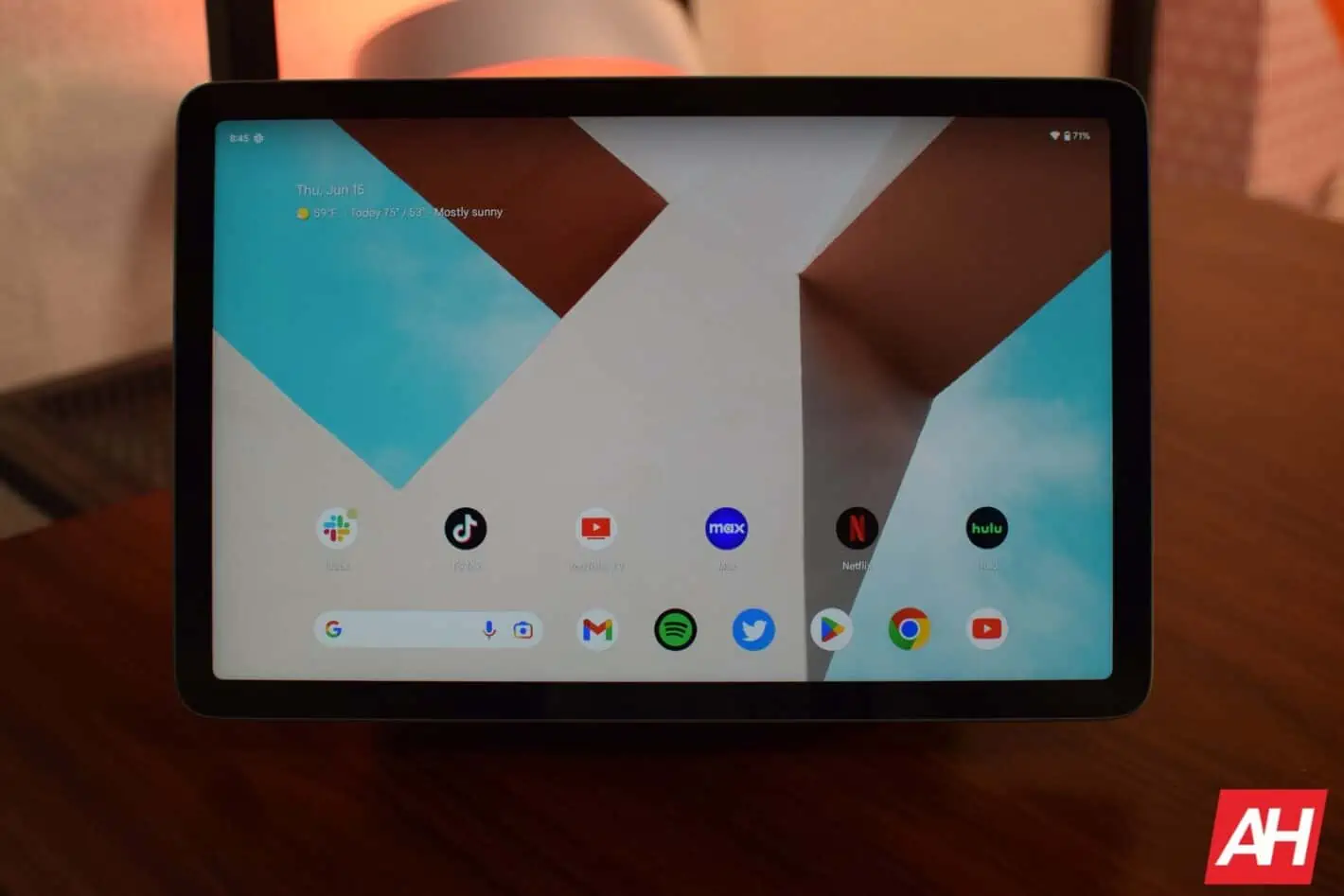 Featured image for Google practically giving away Pixel Tablet with iPad trade-in program