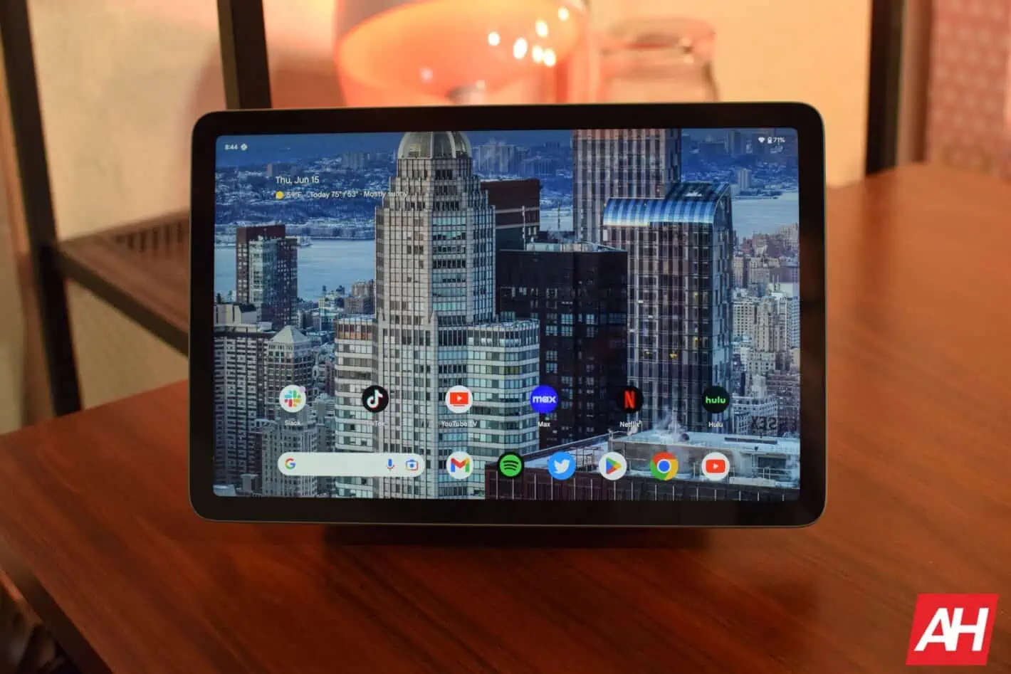 Featured image for Android 14 revamps multitasking for tablets