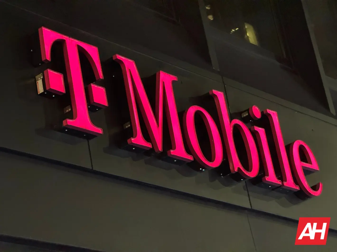 Featured image for T-Mobile says it wasn’t hacked and the customer data is safe