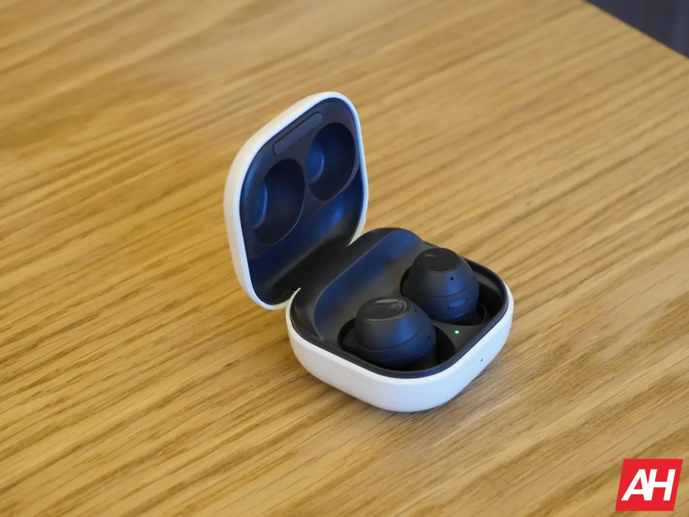 Featured image for Hands on with Samsung's Galaxy Buds FE: Comfortably Fitting Sound