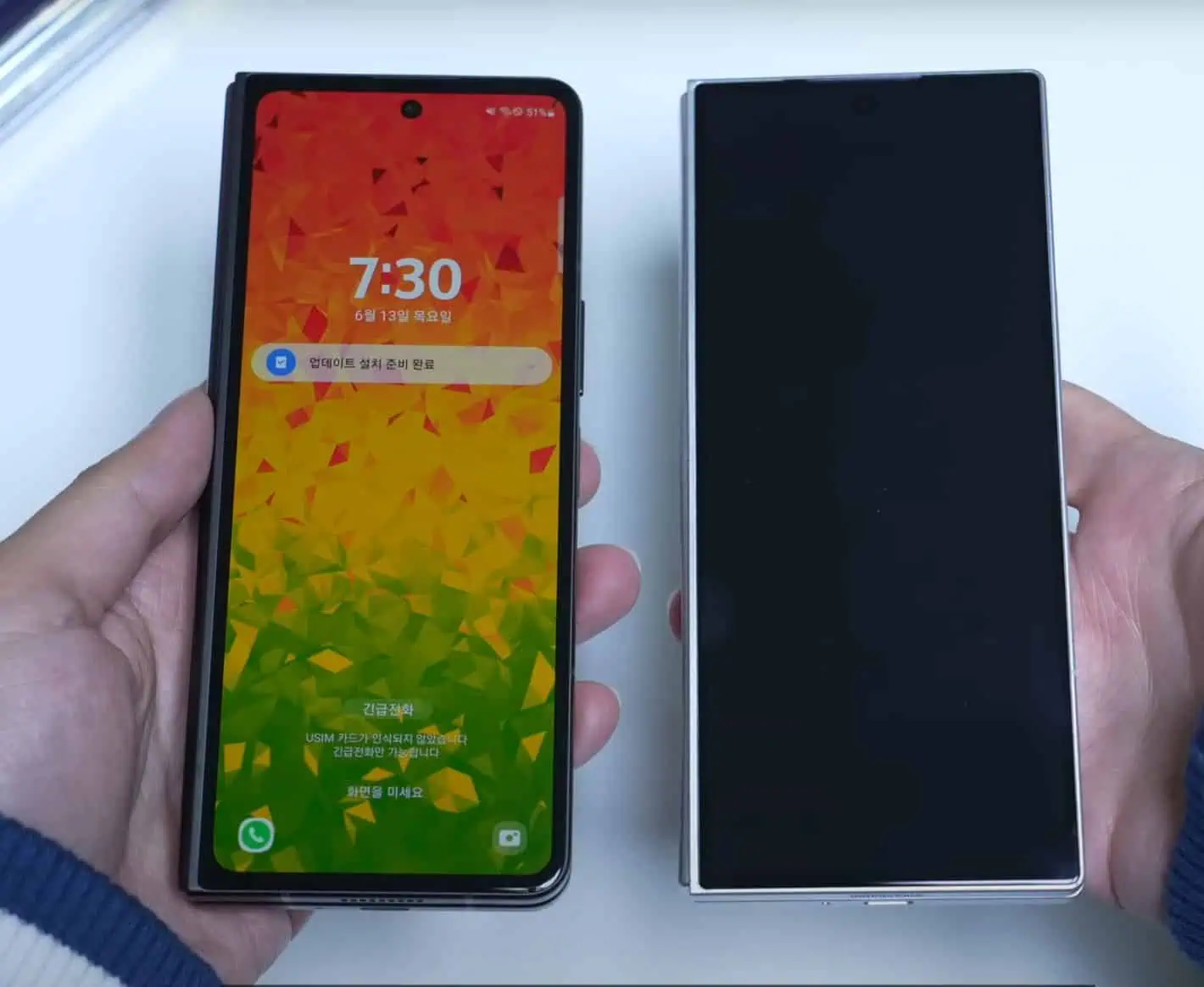 Featured image for [UPDATE: Video] Galaxy Z Fold 6 dummy poses next to Galaxy Z Fold 5