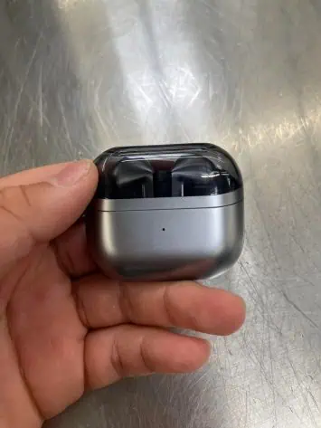 Samsung Galaxy Buds 3 Pro real life photo 2