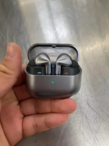 Samsung Galaxy Buds 3 Pro real life photo 3