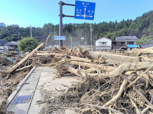 棚につかまり耐えた　豪雨で浸水2m迫る濁流と流木、証言と動画で