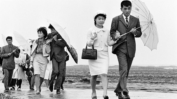 1960年代の新婚旅行の様子は？当時の朝日新聞の写真