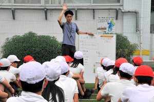 体育の授業をする専科教員の三上直之・主任教諭=6月6日、東京都江戸川区、高浜行人撮影