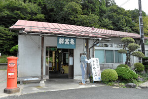 JR亀嵩駅。構内にあるそば店も人気だ=島根県奥出雲町、斉藤勝寿撮影