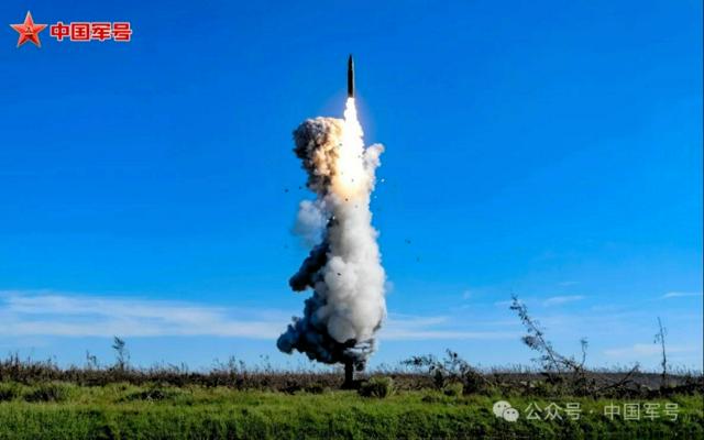 中国軍は2024年9月26日、前日に太平洋に向けて大陸間弾道ミサイル（ICBM）を発射した際の画像を公表した=中国軍のSNSアカウントから