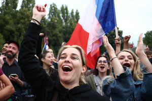 パリで2024年7月7日、国民議会選挙の決選投票の開票結果が一部判明したことを受け、手を上げる左翼「不服従のフランス（LFI）」の支持者たち=ロイター