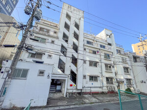 川端通商店街や櫛田神社の近くにひっそりと立つ冷泉荘（旧八木アパート）の外観=福岡市博多区、福岡市提供