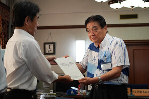 検証委員会の田中伸明委員長（左）から最終報告書を受け取る河村たかし名古屋市長=2024年9月18日午後3時50分、名古屋市中区、小玉重隆撮影