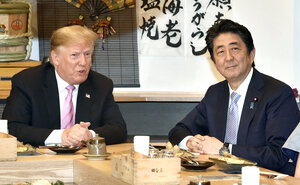 炉端焼き店での夕食会に臨むトランプ米大統領と安倍晋三首相（当時）＝２０１９年５月２６日午後６時１６分、東京都港区