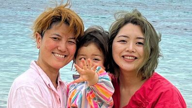 子どもを囲む長村さと子さん（右）と茂田まみこさん=長村さん提供