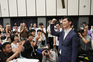 選挙ボランティアからの声援に応える石丸伸二氏=2024年7月7日午後10時16分、東京都新宿区、恵原弘太郎撮影