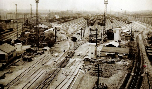 1952年当時の吹田操車場。手前には荒れ地を開墾した畑も見える=「吹田操車場アルバム集成」から