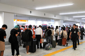 福岡空港のジェットスターの窓口には行列ができていた=2024年7月19日午後5時5分、福岡市博多区、中山直樹撮影