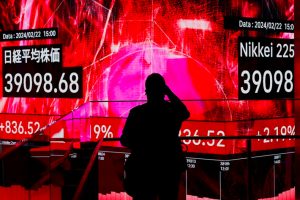 Nikkei Nosedives on Tech Sell-Off, US Fears Weigh on Hang Seng