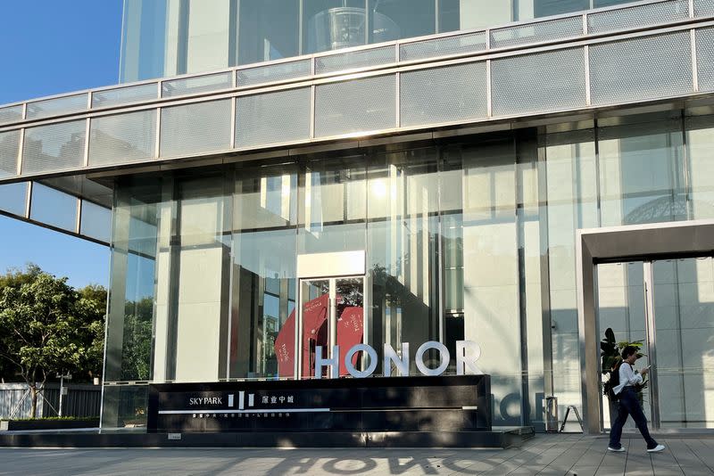 Chinese Phone Maker Honor Eyes IPO, Has Huge State Backing