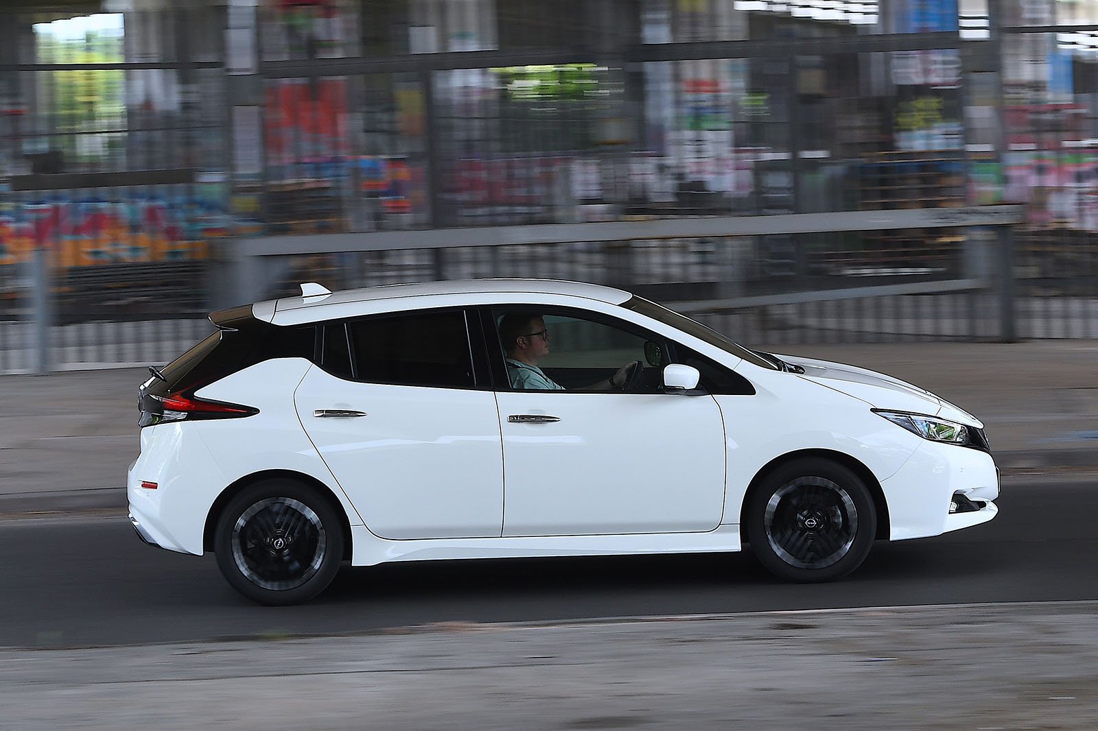 nissan leaf 2024 02 side panning