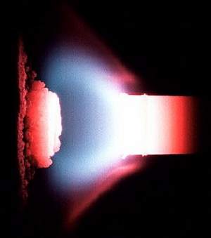 electric arc vaporizes an anode containing yttrium catalyst