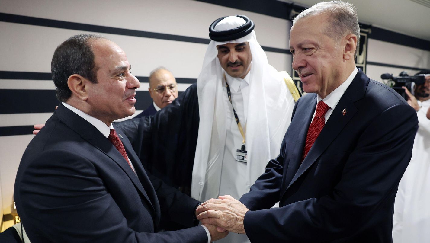 2M0MKPG (221207) -- DOHA, Dec. 7, 2022 (Xinhua) -- Turkish President Recep Tayyip Erdogan (R) and Egyptian President Abdel-Fattah al-Sisi (L) shake hands on the sidelines of the 2022 World Cup in Doha, Qatar, Nov. 20, 2022. TO GO WITH News Analysis: T¨¹rkiye seeks to restore relations with Egypt, Syria (Turkish Presidential Office/Handout via Xinhua)