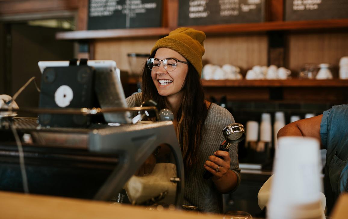 Nasmejana baristka