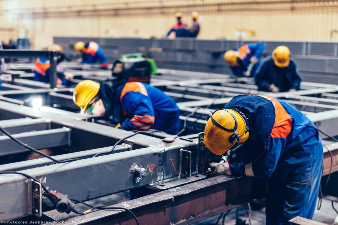 Workers at work in a big factory ©Photocreo Bednarek/AdobeStock