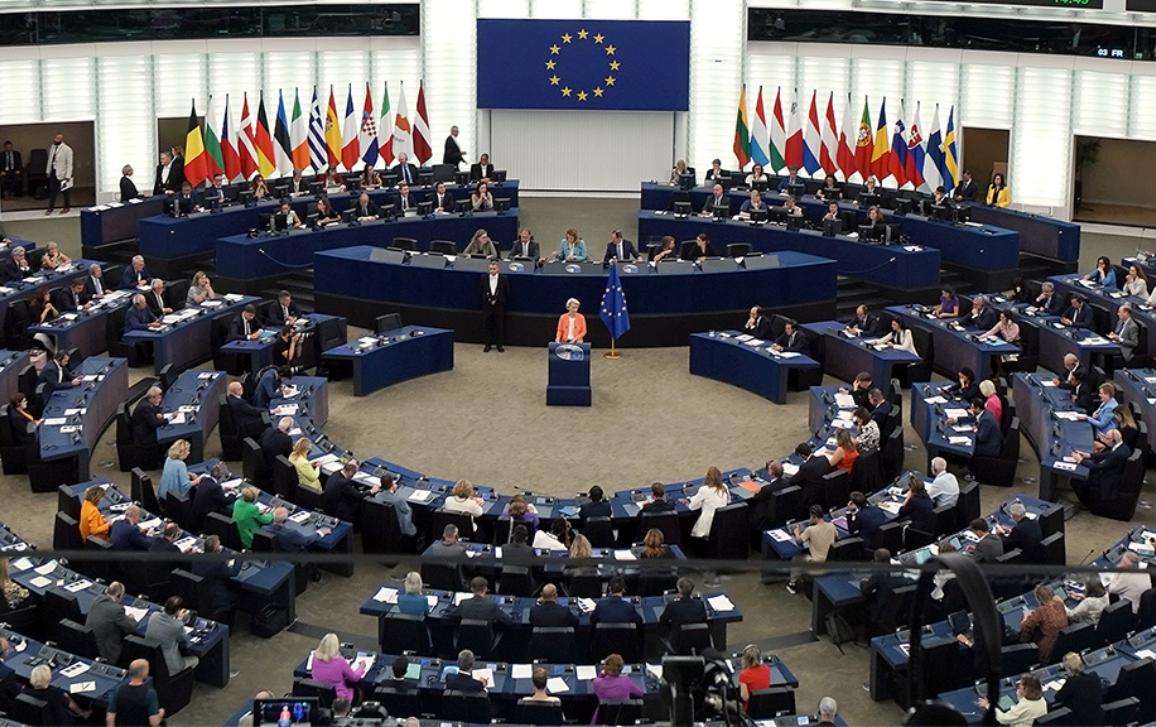 Stanje v EU: Evropski poslanci pred volitvami izprašujejo predsednico Komisije