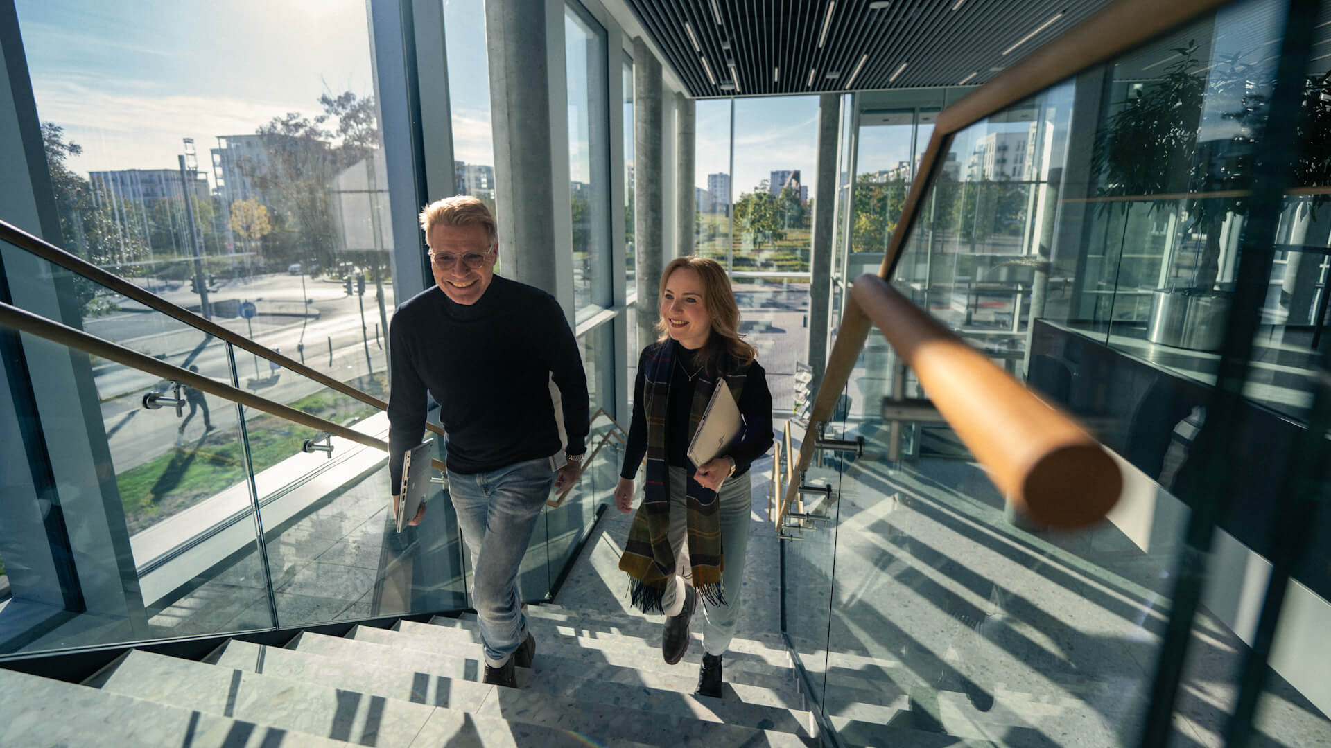 Zwei Mitarbeiter auf der Treppe im Foyer