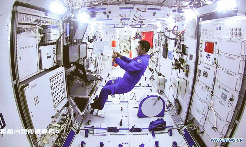 Screen image taken at Beijing Aerospace Control Center on July 4, 2021 shows Chinese astronaut Nie Haisheng staying inside Tianhe in cooperation with Liu Boming and Tang Hongbo for their extravehicular activities (EVAs). Chinese astronauts Liu Boming and Tang Hongbo had both slipped out of the space station core module Tianhe by 11:02 a.m. (Beijing Time) on Sunday, starting EVAs, according to the China Manned Space Agency (CMSA).(Photo: Xinhua)