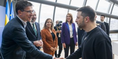 Bas Eickhout and Volodomir Zelensky shaking hands