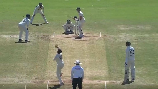 Ravindra Jadeja clean bowled Steve Smith