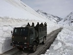 Public relations officer (defence) said BRO accordingly ensured the pass was kept open for traffic till as late as January 6, creating a new record.(Waseem Andrabi /Hindustan Times)