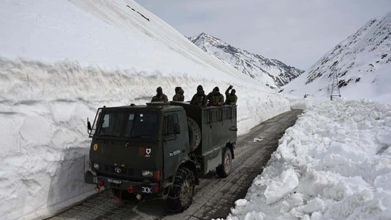 Public relations officer (defence) said BRO accordingly ensured the pass was kept open for traffic till as late as January 6, creating a new record.(Waseem Andrabi /Hindustan Times)