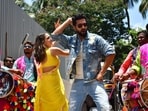 Sara Ali Khan and Vicky Kaushal danced their hearts out in the Mumbai heat at noon ahead of the trailer launch. A glimpse of the popular song Tum Kya Jano Mohabbat Kya Hai was also seen in the trailer. (Varinder Chawla)