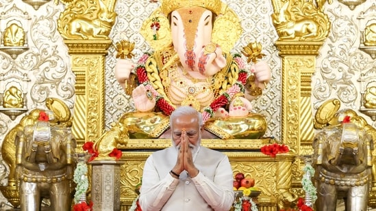 Prime Minister Narendra Modi offers prayers during a visit to Shreemant Dagdusheth Halwai Ganpati Mandir, in Pune,