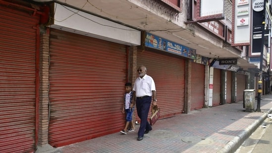 While Amritsar city observed a complete shutdown with almost all main markets, including Hall Bazaar, Katra Jaimal Singh Bazaar and those in the vicinity of the Golden Temple, remaining shut, other parts of the Majha region showed a lukewarm response.(Photo by Sameer Sehgal /Hindustan Times)