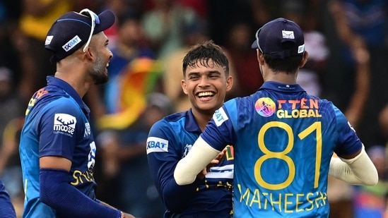Sri Lanka's Dunith Wellalage (C) celebrates with teammates after taking the wicket of India's KL Rahul(AFP)