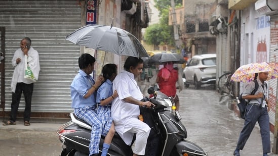 As per the IMD's forecast, cloudy skies with moderate rain and thundershowers are expected on Friday with the maximum and minimum temperatures expected to stay around 36 and 26 degrees Celsius respectively.(Praveen Kumar/ Hindustan Times)