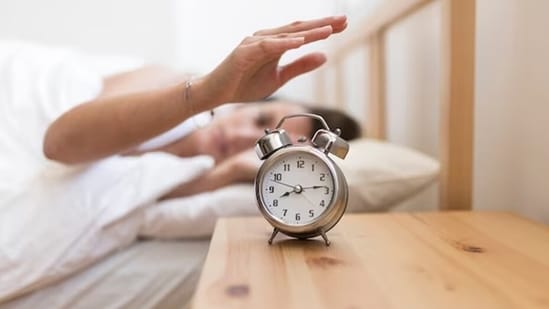 We also asked why people hit the snooze button and found that the main reason was being too tired to wake up. Many also said they snooze because it feels good and because they want to wake up more slowly. (Freepik)