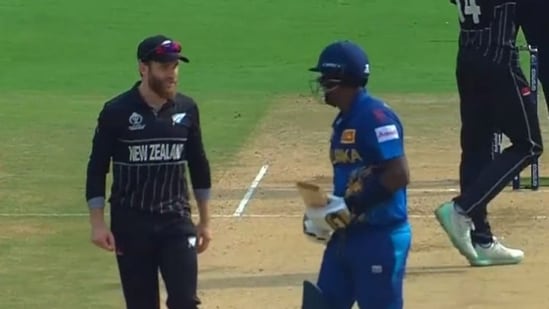 Kane Williamson (L) chats with Angelo Mathews as the Sri Lanka batter walks out to bat(Hotstar)