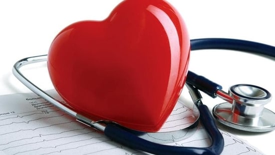 Chest pain and symptoms of a cardiac arrest are severe medical emergencies that require immediate attention. In an interview with Zarafshan Shiraz of HT Lifestyle, Dr Nithin Prakash, Clinical Cardiologist at Altius Hospital, suggested the following tips on what should you do when you experience pain or symptoms of a cardiac arrest -&nbsp;(Shutterstock)